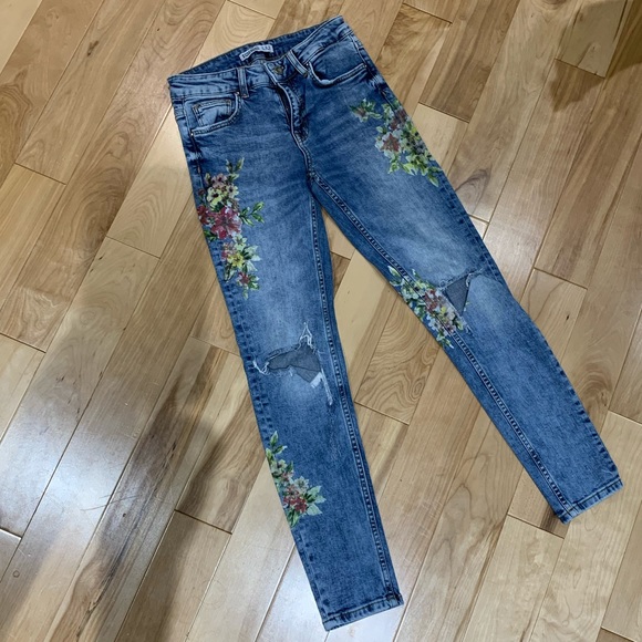Zara | Flower Print Low-Rise Jeans - Picture 9 of 9